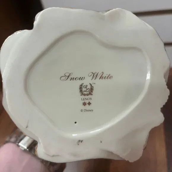 Lenox Disney Showcase Collection Snow White with Bluebird - Picture 2 of 5